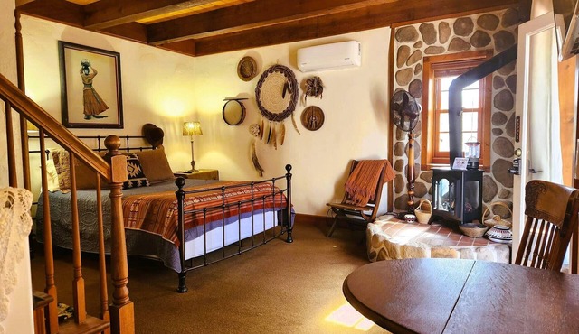 Oak Hill Inn, a cozy botique hotel only a 5min stroll to the heart of Julian!