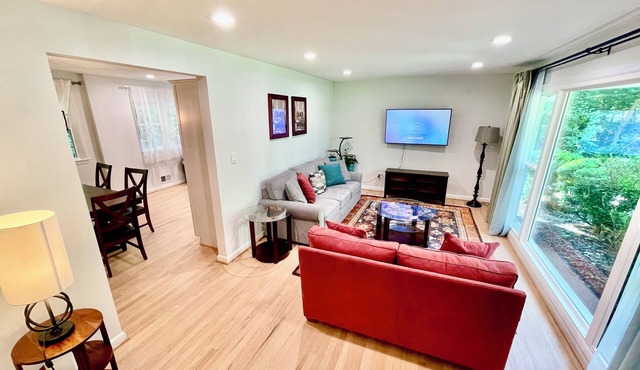 Oak House: Luxury Home in Silver Spring, Takoma Park; Close to DC, 4-Car Parking