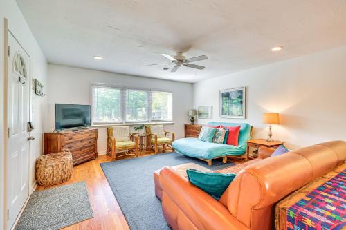 Oak Island Cottage: Minutes to Long Beach!