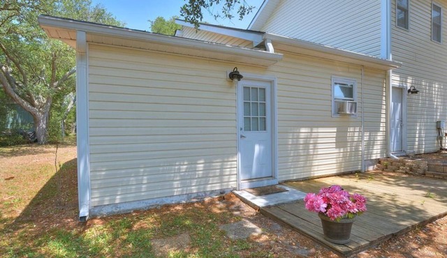 Oak Island's Special Moments Suite: Cozy 1-bedroom with beach access for two.