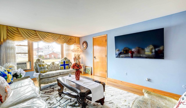 Oak Lawn Apartment ~ 2 Mi to Ford City Mall!