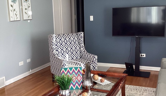 Oak Lawn big 2nd floor Condo for 8 ppl 3 bedroom 2 bath Sofa bed Garage Parking.