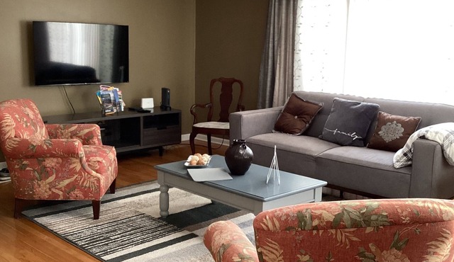 Oak Lawn, King bed, 3 bedrm, 2 bath, big Condo w Garage Parking, Great Location.