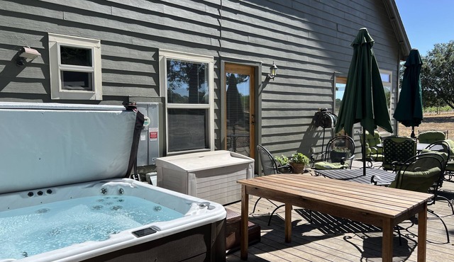 Oak Leaf Retreat - 5 Acres, Spa & Vineyards! Peaceful.