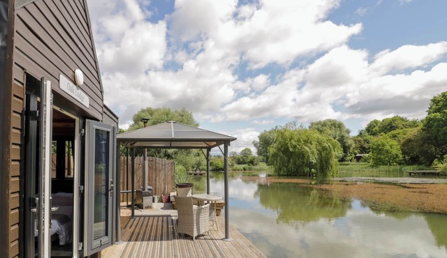 Oak Lodge At Bridge Lake Farm & Fishery