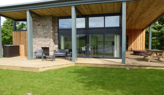 Oak Lodge (Auchendennan) - sleeps 4 guests in 2 bedrooms