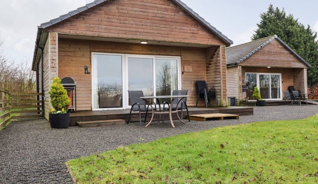 OAK LODGE, character holiday cottage, with a garden in Goosnargh