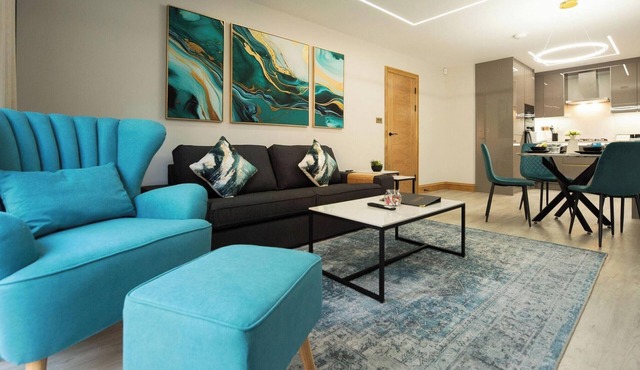 Oak Lodge - Deluxe 2-Bed, 2-Bath with Parking