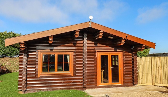 OAK LODGE, family friendly, with pool in Greetham, Rutland