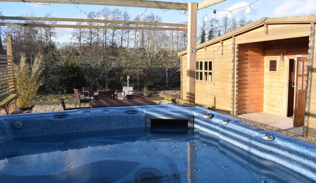 'Oak Lodge' Littlebourne, Canterbury (hot tub)