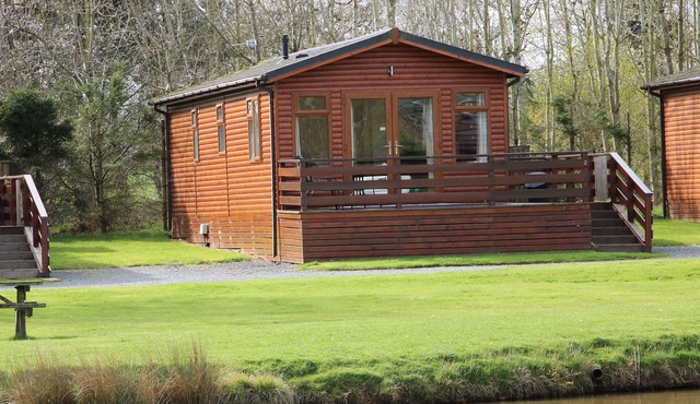 OAK LODGE, pet friendly, with pool in Beaconsfield Holiday Park