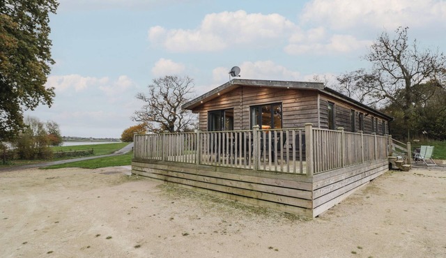 OAK LODGE, pet friendly, with a garden in Abbots Bromley