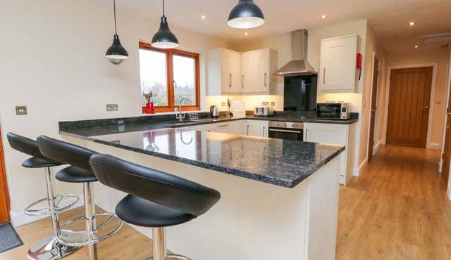 OAK LODGE, pet friendly, with a garden in Sheriff Hutton