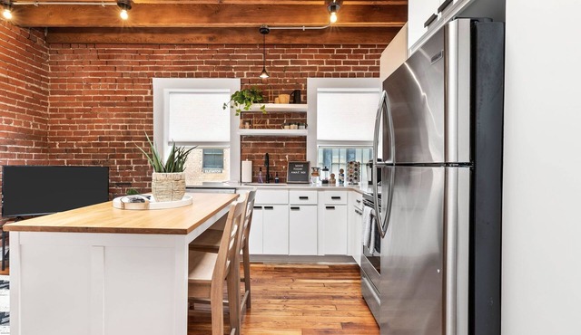 Oak Loft #6 + Walkable to Downtown + Parking