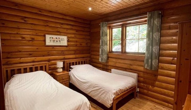 'oak' Log Cabin With hot tub