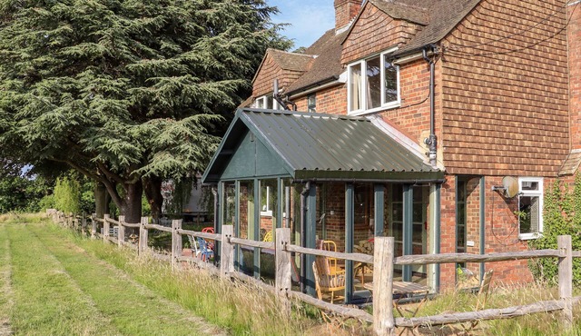 OAK MEADOW, pet friendly, character holiday cottage in Westfield