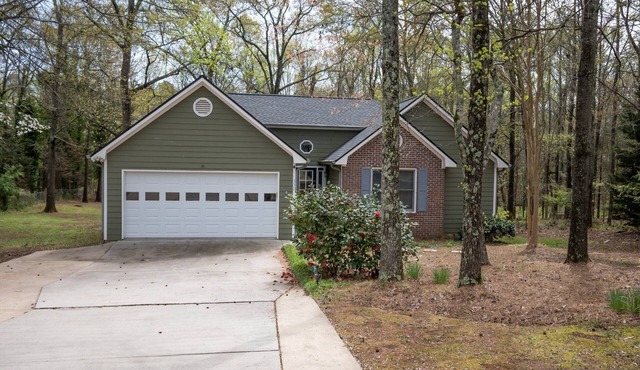 Oak Meadows Haven w/spacious backyard