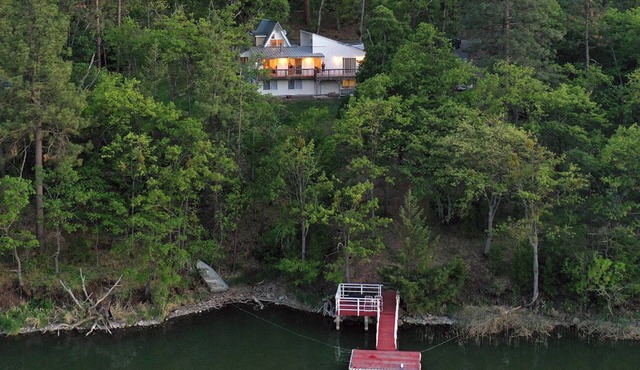 Oak Paddle Lodge - Copco Lake A-Frame Cabin Getaway with Boat Dock and Kayaks