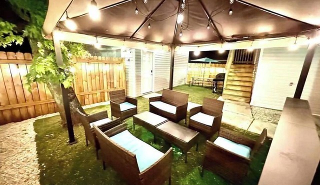 Oak Park 3000 sq ft, sleep 16