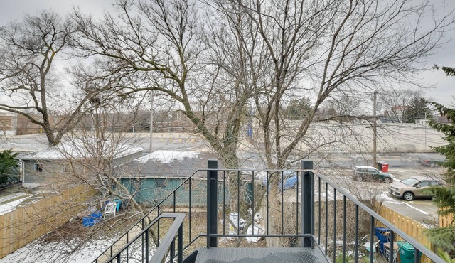 Oak Park Apartment, 10 Mi to Downtown Chicago!