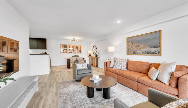 Oak Park Gem Next to Green Line In Unit Laundry