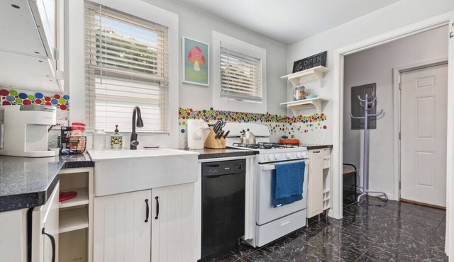 Oak Park IL · Charming Retro 2BR Cottage/Train/Laundry/FREE PKG