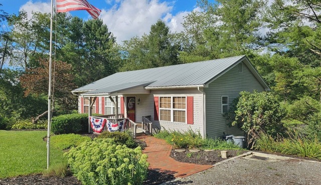 Oak Park Retreat: 2BR 2BA Cozy Peaceful Home 2 miles to Haywood Regional Medical