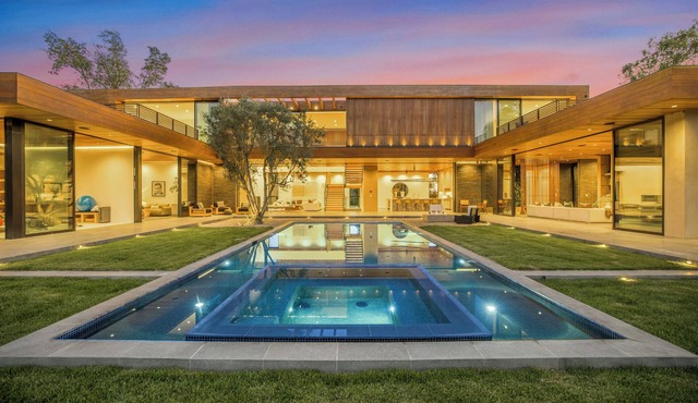 Oak Pass Manor: Indoor-Outdoor Luxury with Pool, Sauna & Panoramic Views