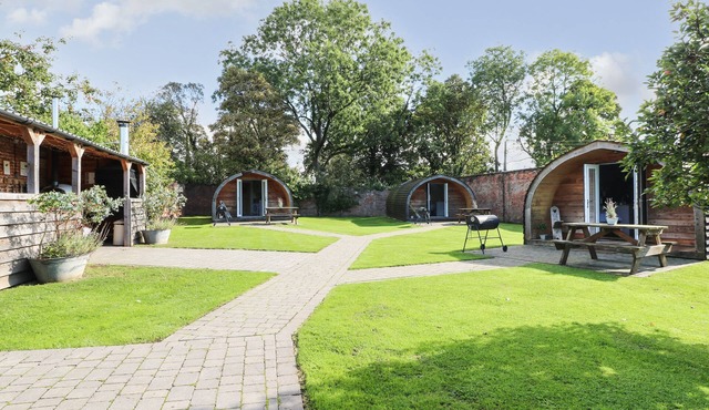 OAK, pet friendly, character holiday cottage in Rocester