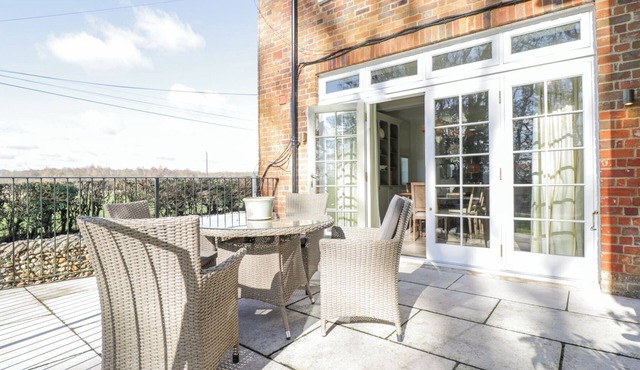 OAK, pet friendly, with pool in Kintbury