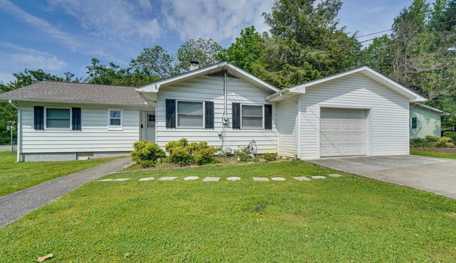 Oak Ridge Retreat w/Porch < 1 Mi to Downtown