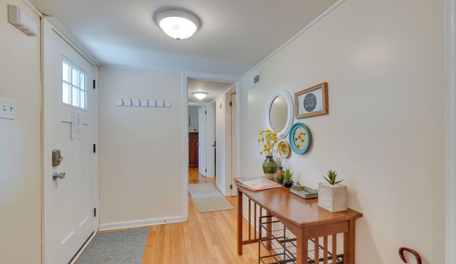 Oak Ridge Retreat w/Porch < 1 Mi to Downtown