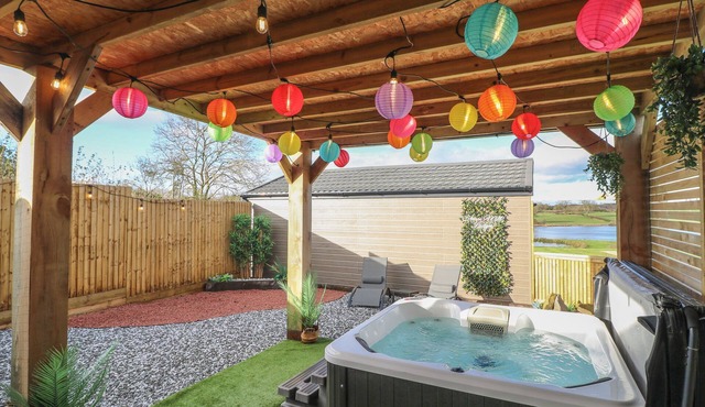 OAK, romantic, luxury holiday cottage, with hot tub in Donisthorpe