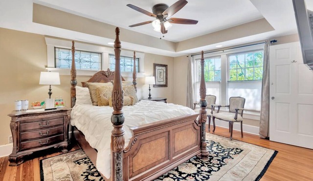 Oak Room at ONE Inn, steps to Downtown St. Pete: Ideal for all guests!
