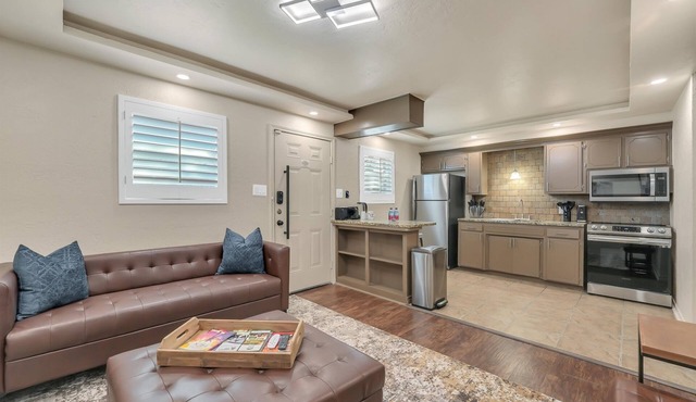 Oak's Beautiful Contemporary Suite #02