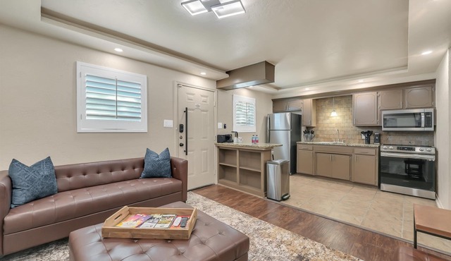 Oak's Beautiful Contemporary Suite #10