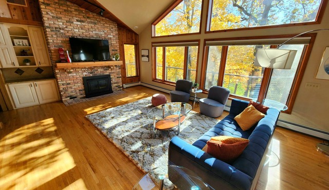 Oak Savanna/A one of a kind retreat 7 miles to Mayo Clinic, 5 bedroom, 3 bath