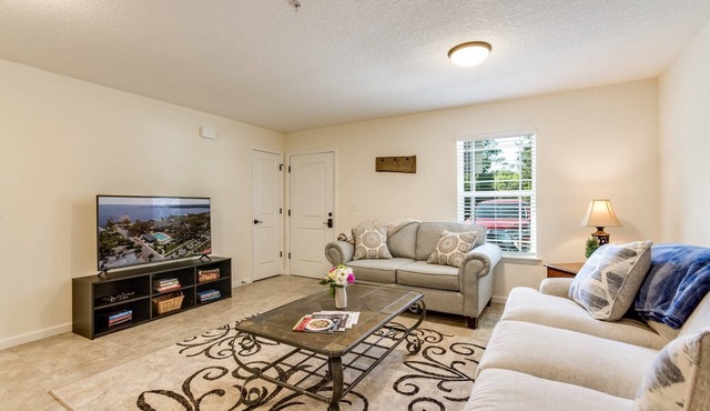 Oak St #3 |Main Level Apt |Small Dogs Ok |Walk to St Johns River |Seasonal Pool |Green Cove Springs