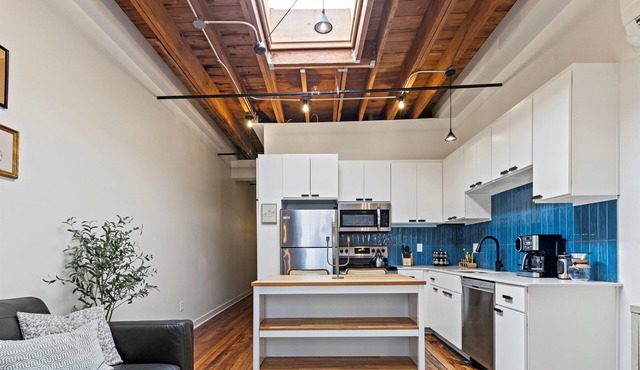 Oak St. Loft #2 - 1 Bedroom Walkable to T-Mobile, P&L, Streetcar + Pkg