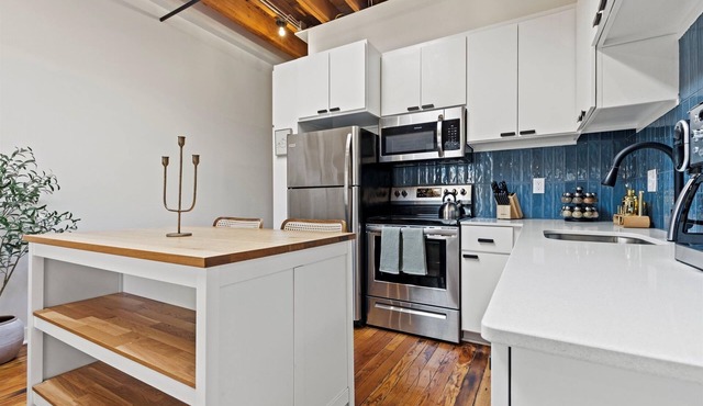 Oak St. Loft #5 Downtown 1BR | Crossroads Arts District | Free Parking Spot