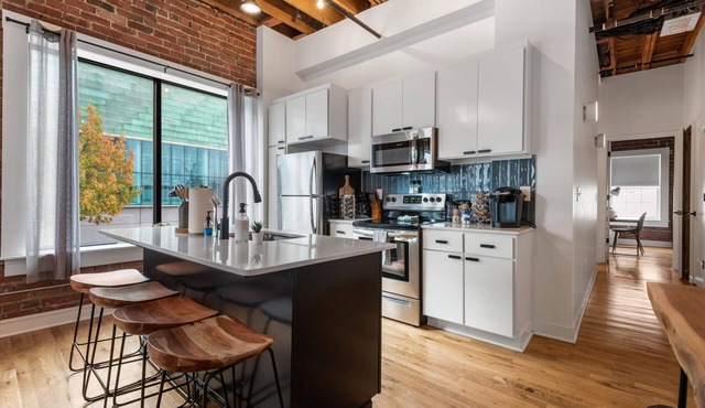 Oak St Lofts #1 - Private Parking, Walk to T-Mobile Center and Streetcar!