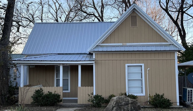 Oak Street Cottage at Leslie