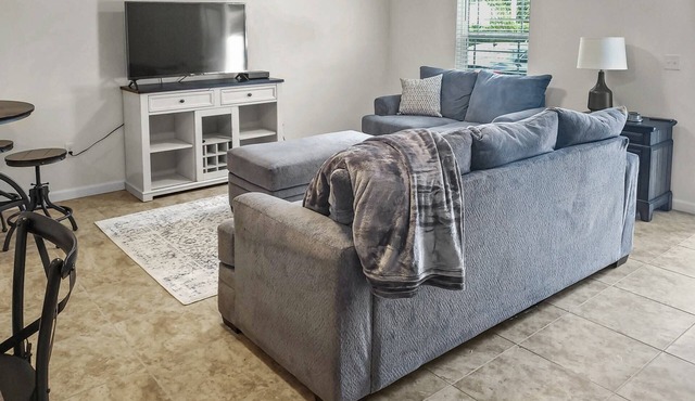 Oak Street Refuge #4 |Main Floor Apt |SMART TV |Small Dog Friendly |Walkable |Seasonal Town Pool