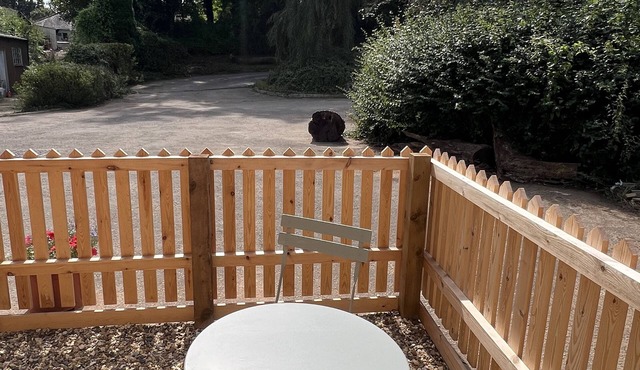 Oak Tree Cabin, A cozy cabin in charming Caerwent with WiFi access,