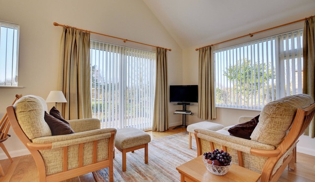 Oak Tree Cottage - Two Bedroom House, Sleeps 3