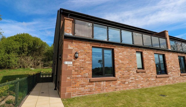 OAK TREE COTTAGE, pet friendly, with a garden in Frizington