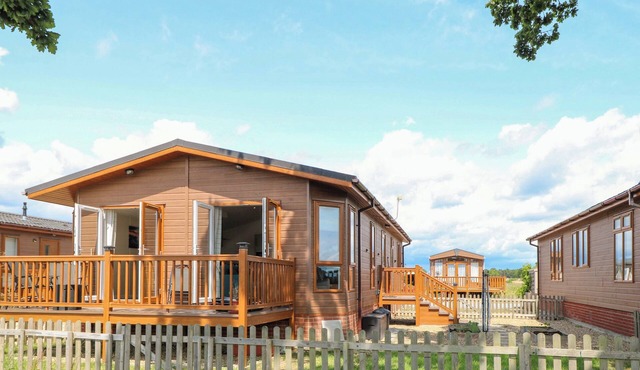 OAK TREE HOLIDAY LODGE, pet friendly, with open fire in Stonham Aspal