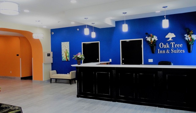 Oak Tree Inn & Suites