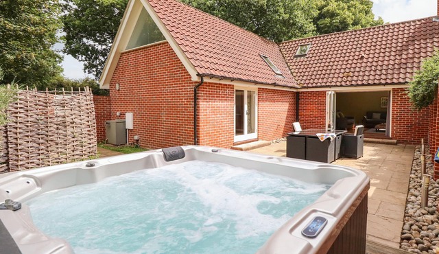 OAK TREE LODGE, family friendly, luxury holiday cottage in Crostwick