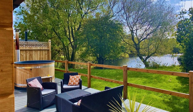 Oak Tree Lodge in Brandesburton, East Yorkshire, accommodates four people